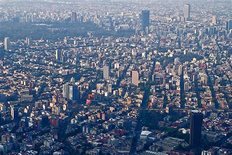 how many people live in mexico city.